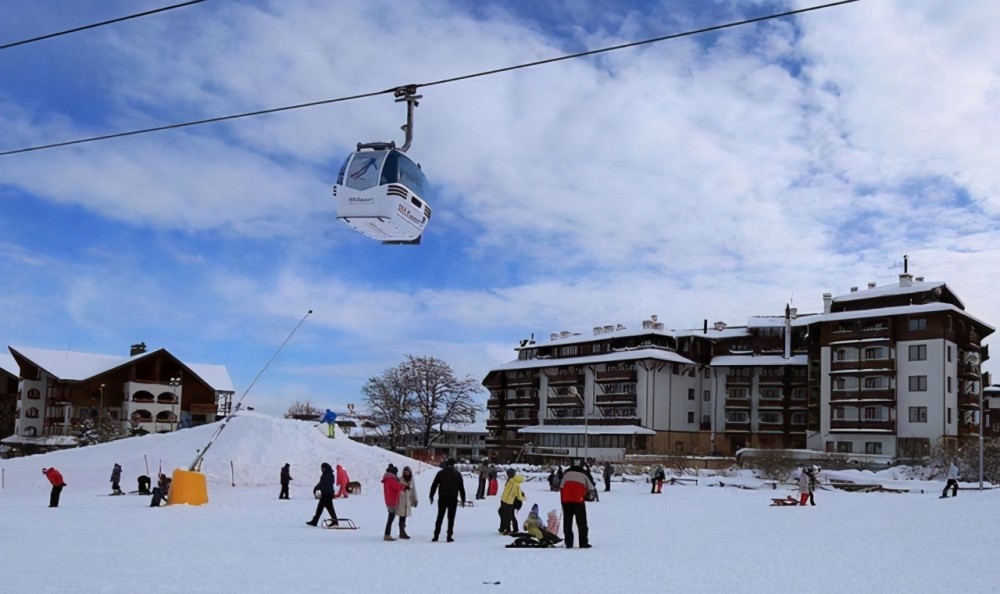 端的滑雪场,位于2473米的高峰上,雪质完全不输欧洲其他热门雪场,缆车