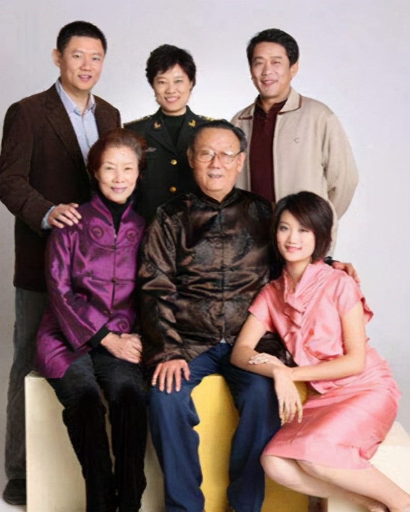国家一级演员吕中,儿子是名导,儿媳是影后,女儿成国人