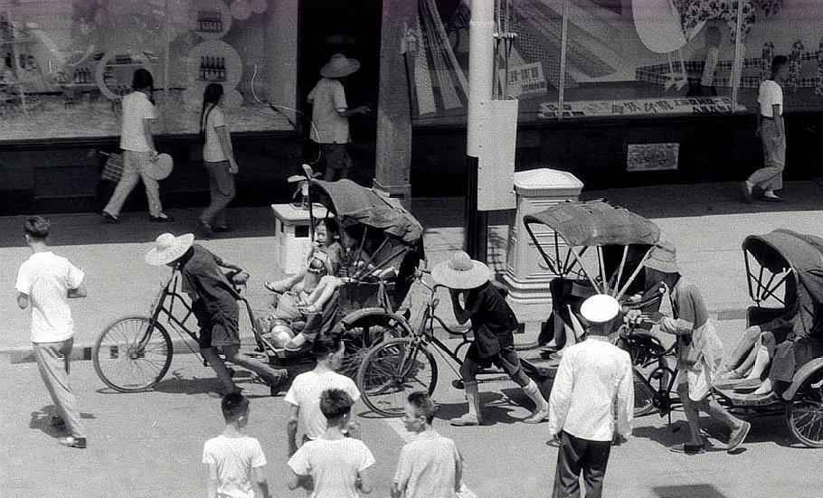 罕见的60年代老照片:上海街头穿白衣服的交警,难得一见!