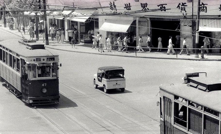 一名60年代的老警察正走向一名骑车的男子,男子应该是违反了交通规则