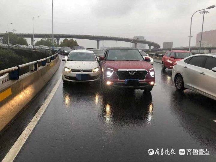 情报站雨天路滑谨慎驾驶济南北园高架发生两车刮擦事故