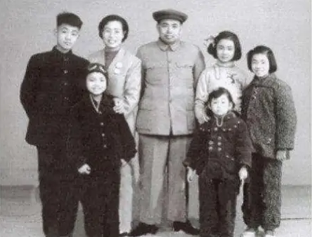 许世友与雷明珍离婚,几十年后前妻有事求他,他说了8个