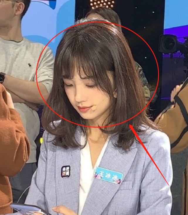 央视记者王冰冰直播被拍,无美颜镜头暴露真实颜值,这是国民初恋脸?