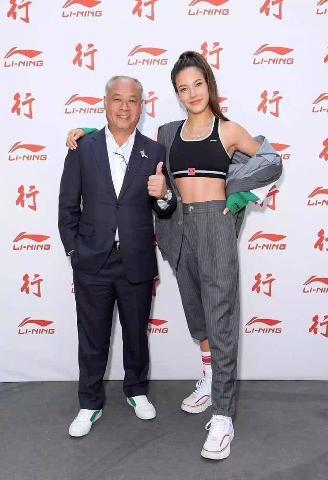 中国体操李宁近况拥百亿资产头发花白面容苍老娇妻韵味十足