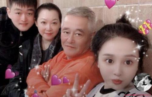 赵本山大女儿路透照曝光,儿子颜值高身高不俗,早夭儿子成心头病
