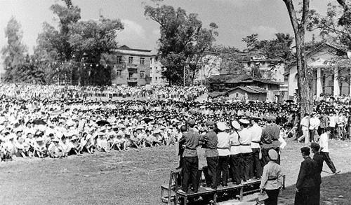 80年代严打时期的老照片,犯罪分子被押着游街,公审大会上判刑