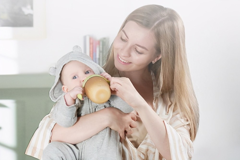 对比奶粉喂养,母乳喂养的宝宝在3方面优势明显,妈妈不