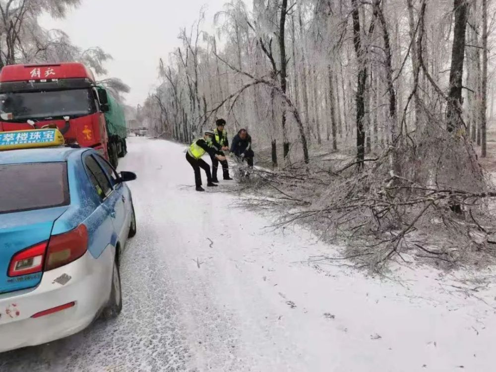 战雨雪保平安丨铁岭交警多措并举积极应对强雨雪恶劣天气下道路交通