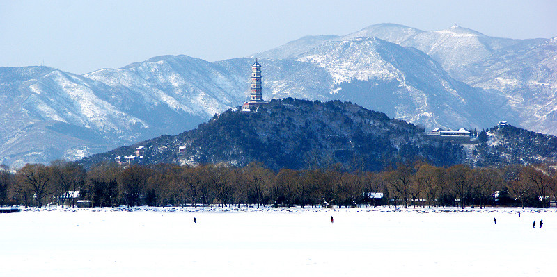 西山雪景是一种大美,山峰,树林,河流,古亭.