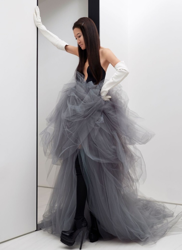 王薇薇换上「具有红毯潜力」的飘逸灰色纱裙礼服 .