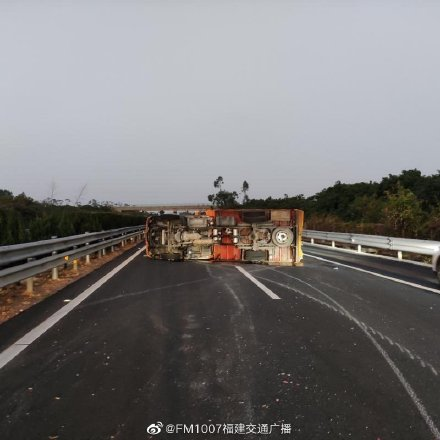 高速漳浦段一大货车爆胎翻车现场十分危险