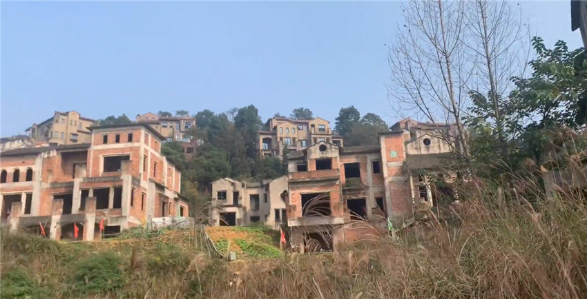 重庆南山烂尾别墅群,项目已停11年,半价出售你愿意要吗?