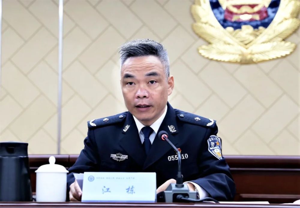 江栋代表局党委向为义乌公安事业发展做出积极贡献的退休老同志们表示