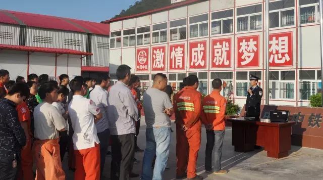 民警进工地指导流动人口登记_杭州流动人口居住登记