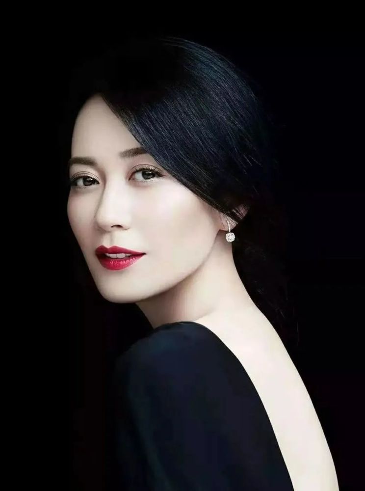 我们几乎感受不到,岁月在这个中年女人身上留下痕迹.