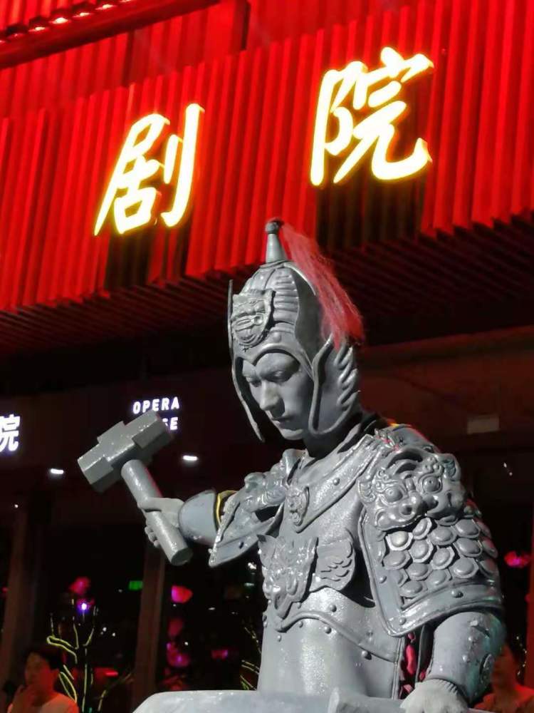 西安大唐不夜城的"石头人"与游客们,逗笑vs憋笑,成了日常博弈!
