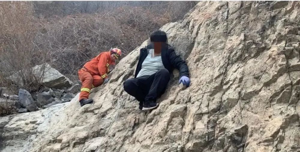 游客爬山被困悬崖,葫芦岛消防3小时艰难施救