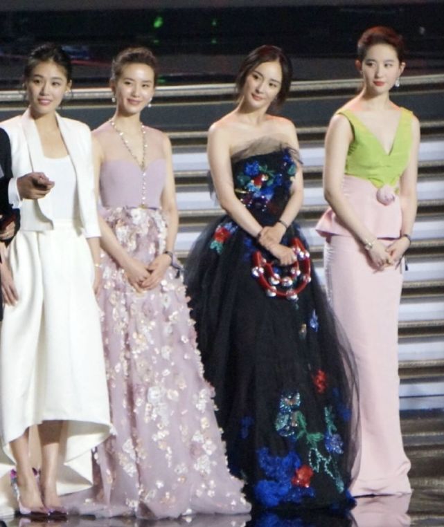 杨幂刘诗诗同框坐一张凳子,这对昔日闺蜜和好了?