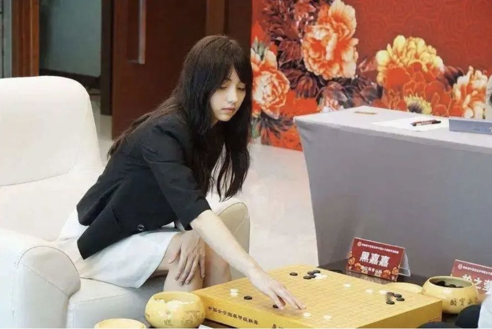 围棋美女上热搜!此女非常气质清纯,棋艺下实属非凡!_腾讯新闻