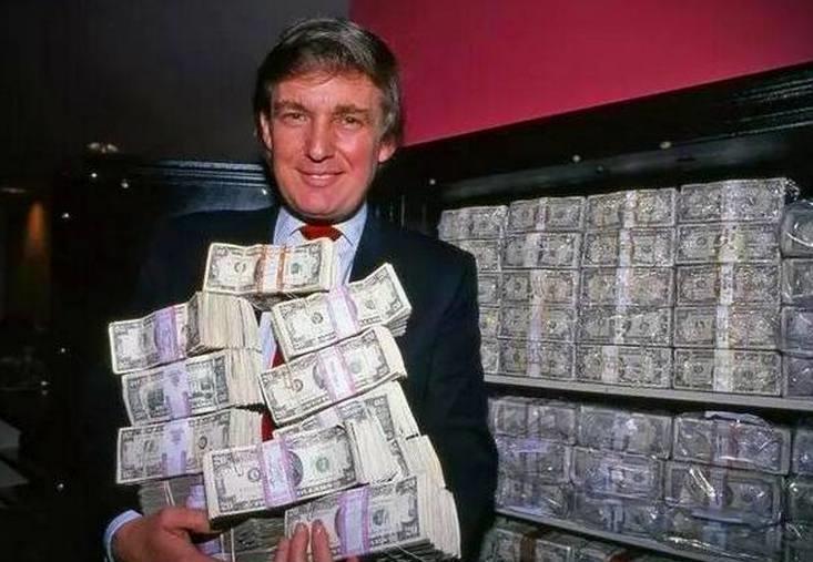 罕见历史老照片:特朗普手捧美元钞票炫富,最后一张非常尴尬!