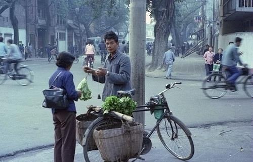 80年代经典老照片,你见过这样的公交车吗?最后一张才是有钱人