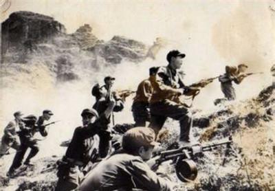 抗战老照片:向日军冲锋的八路军战士,他们都是英雄!