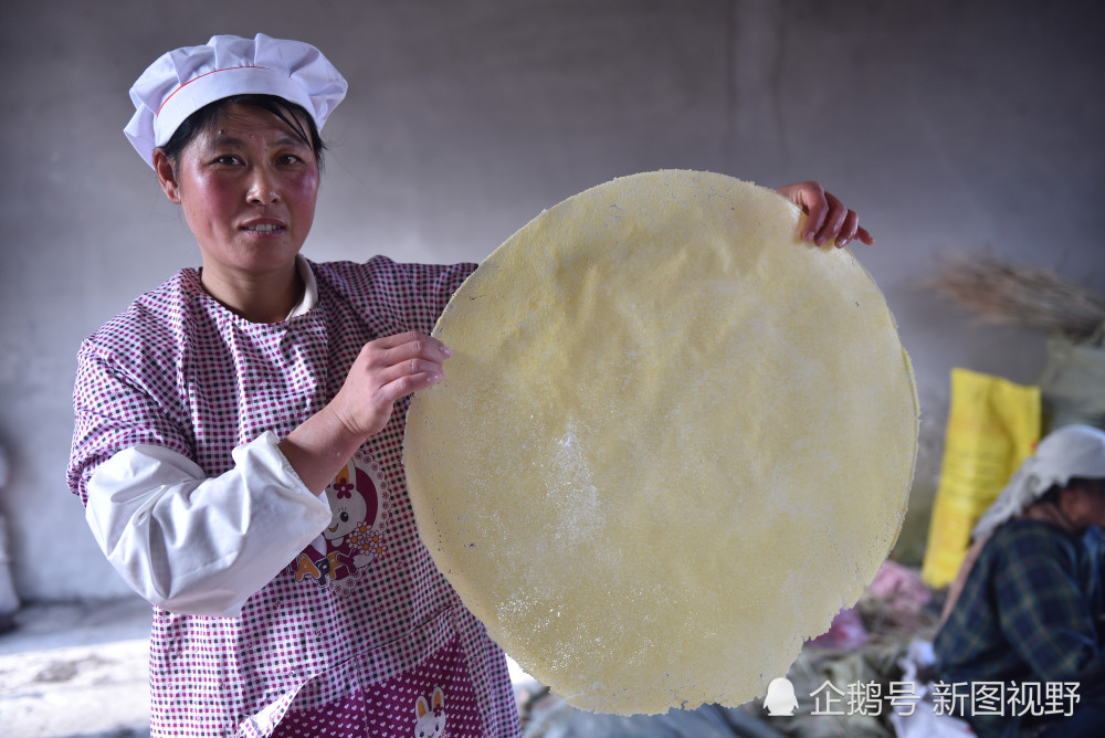 山东44岁农村大姐好手艺,把杂粮煎饼烙出名堂,敢和机器比质量