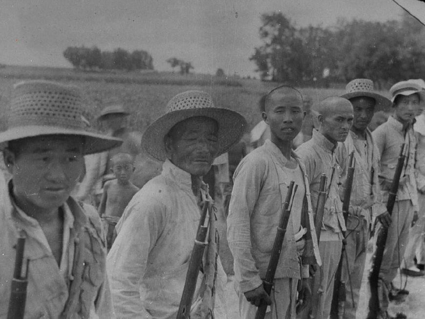 1940年,中国农民参加培训,配备不强,以抵御日本侵略者,保卫他们的村庄