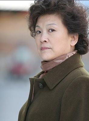 国家一级演员宋春丽,终生未生育,却在61岁当奶奶的年龄当了母亲_腾讯