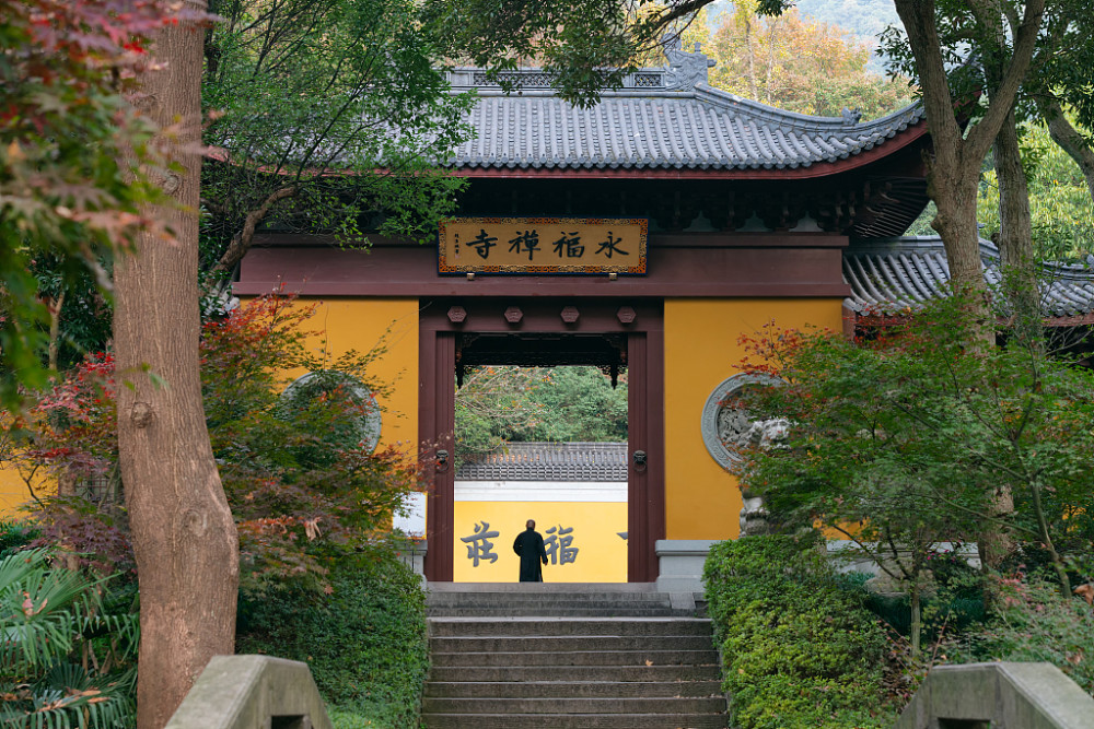 浙江杭州西湖风景区秋季灵隐寺色彩斑斓