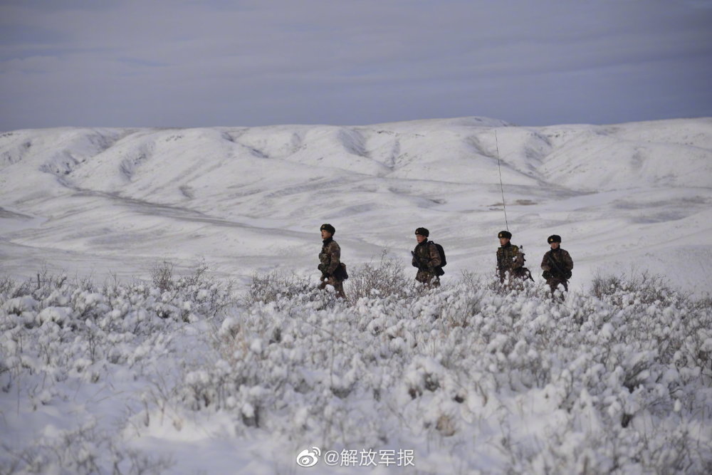 边防战士踏雪巡逻 他们是风雪中最美的风景