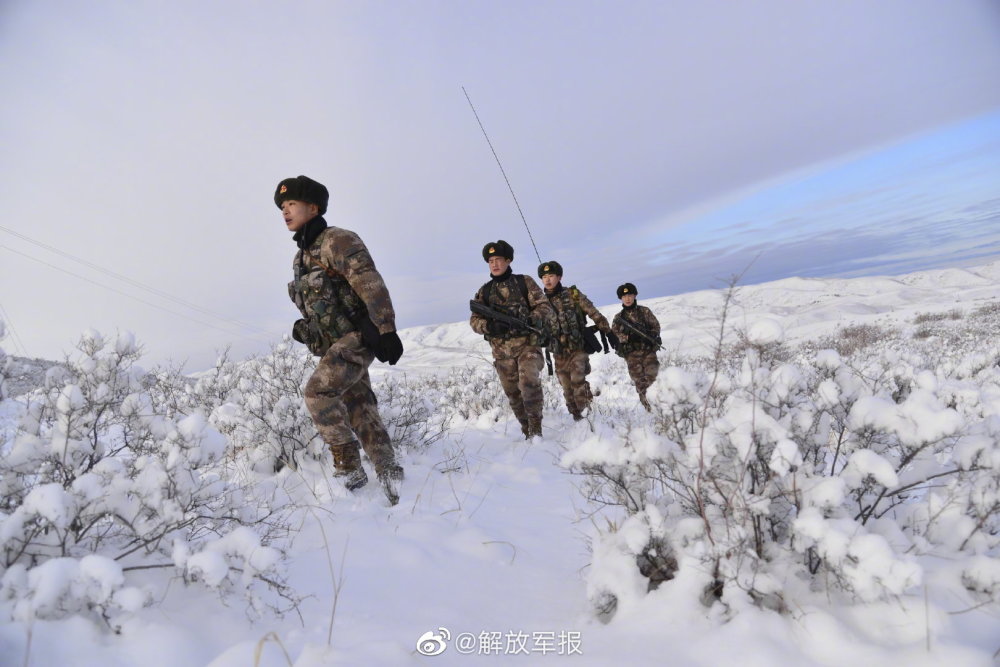 边防战士踏雪巡逻 他们是风雪中最美的风景