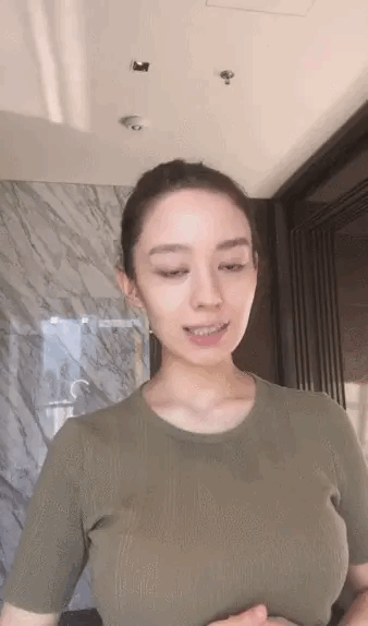 郎朗晒与吉娜比心照两人共同抚摸吉娜孕肚穿情侣羽绒服太甜蜜