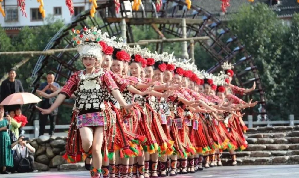 "短裙苗"姑娘演绎形如锦鸡样式的芦笙乐曲舞蹈《锦鸡舞》轻盈优美