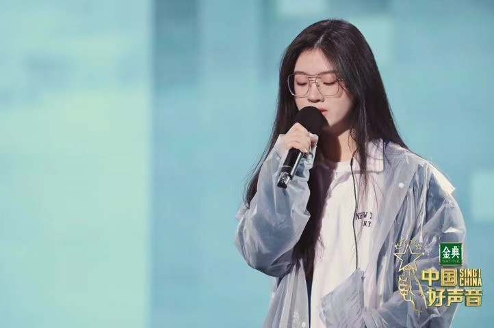 今晚《中国好声音》总决赛在武汉唱响,李宇春再唱《皇后与梦想》