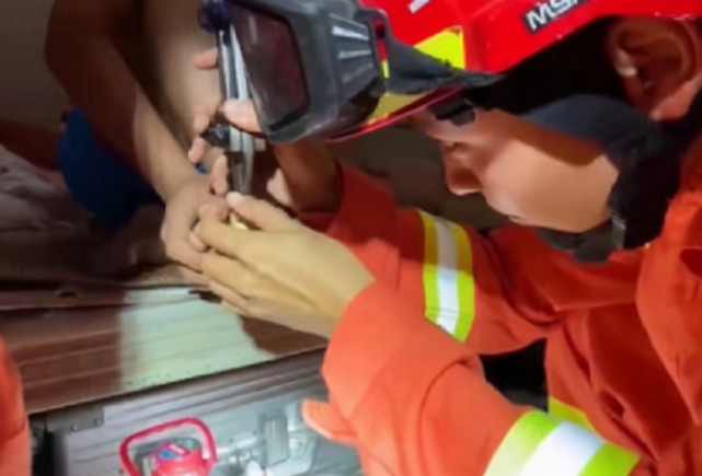 重庆一男生脚趾被锁锁住,消防赶到问:你洗脚没,男子