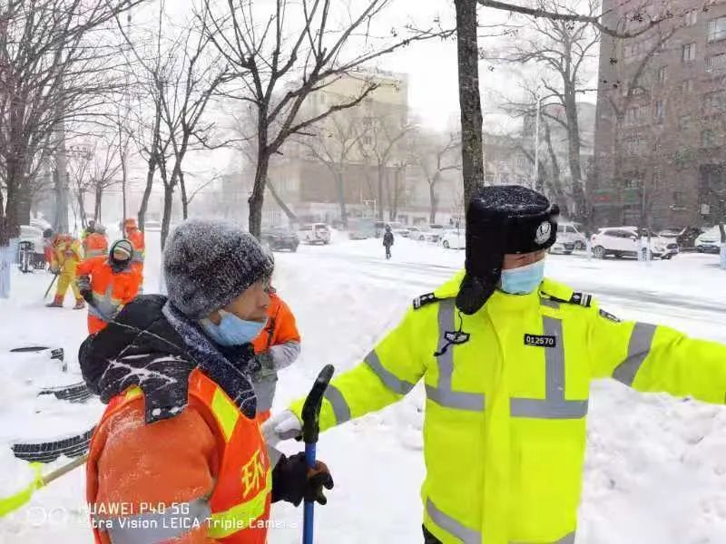 平房交警"暴风雪"中的逆行者