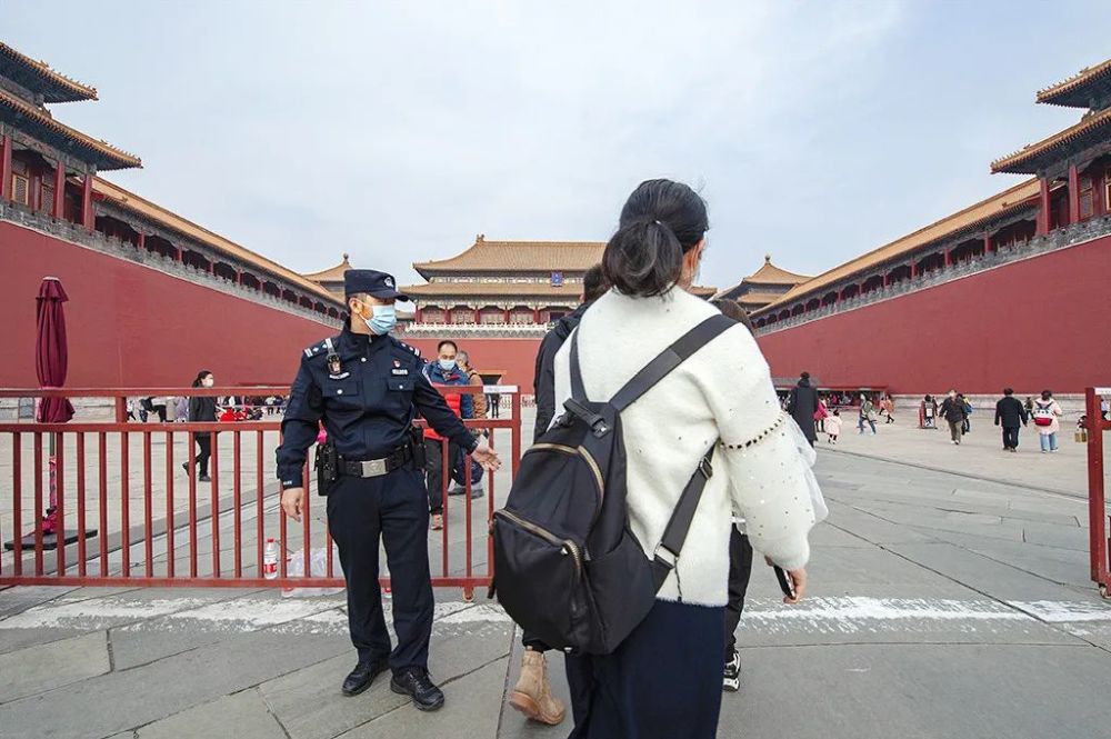 郑维嘉常挂在嘴边的话就是"人民警察,人民为先,对他来说,这句话的