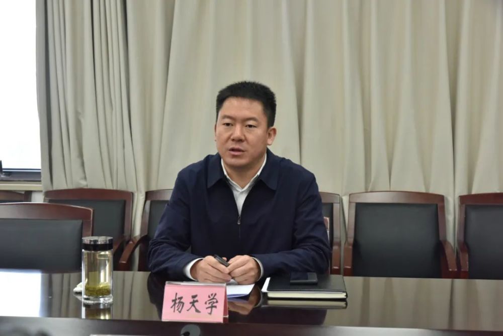 区长杨天学到雁江区发展和改革局宣讲党的十九届五中全会精神