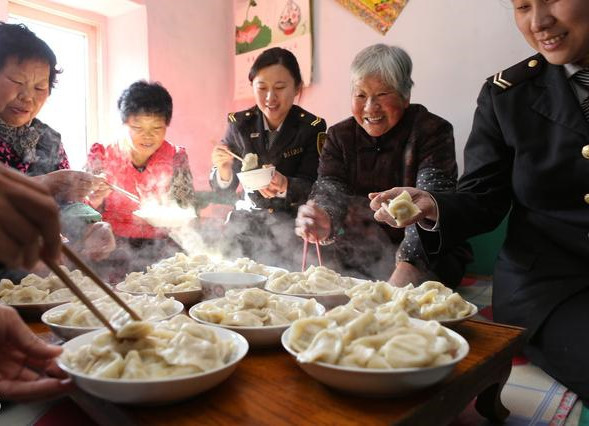 老总吃饺子_吃饺子卡通图片(2)