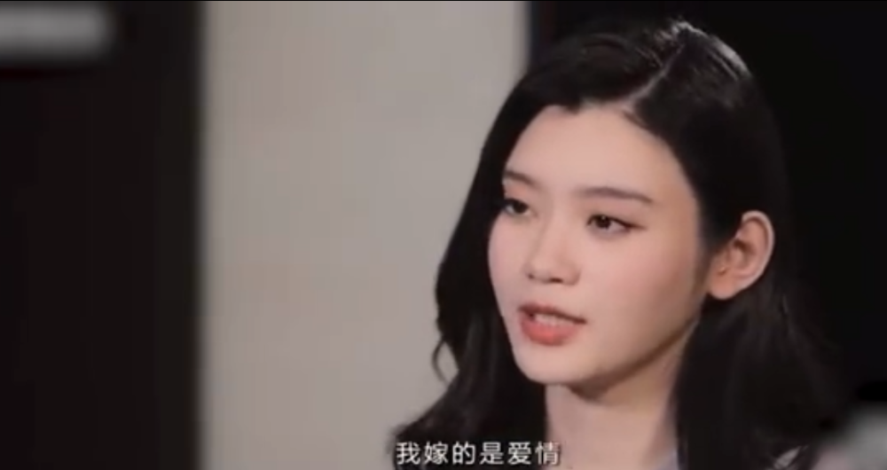 奚梦瑶回应嫁入豪门,网友直指她虚伪,可物质本就是爱情的基础