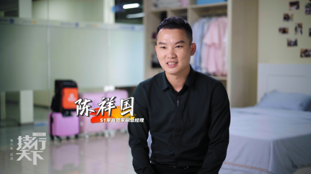 来到学校的第一天,看见班上几乎全是女生,坚持报读家政专业的陈祥国有