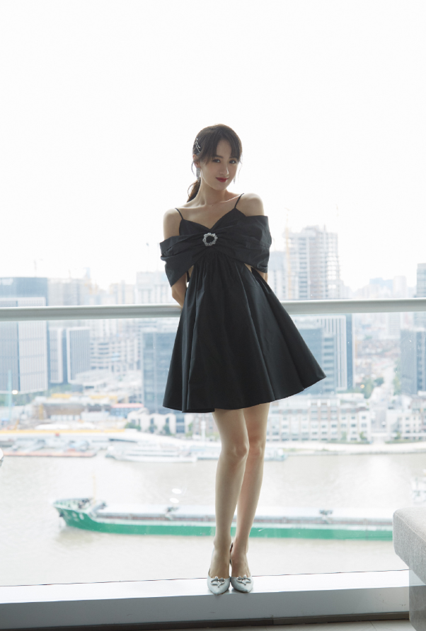 《爱情公寓》的"最美龙套",看袁冰妍穿上格纹短裙,这身材谁不羡慕