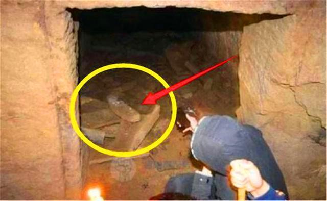 古墓发现40把"冲锋枪",距今1700年,考古人员:果然是他发明的!