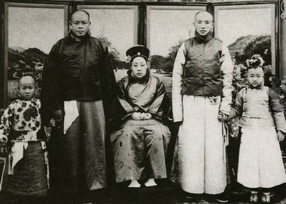 清朝老照片:别被宫廷剧遮住了双眼,这才是清代女子的真实样子!