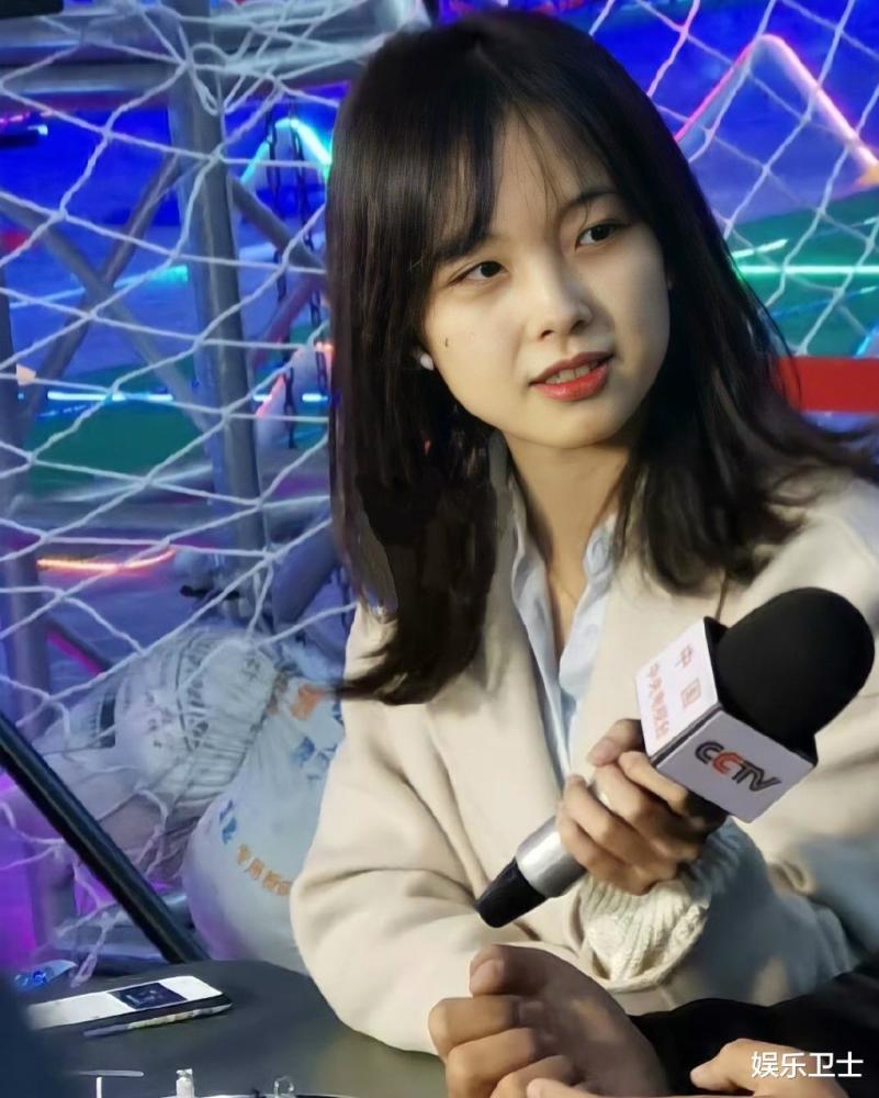 央视最美记者王冰冰再次火爆全网,却与同事闹不愉快,现身机场回归路人