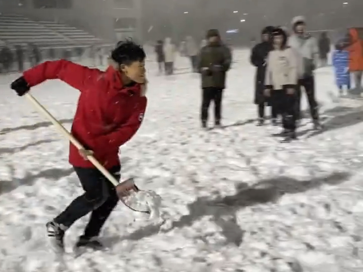 大雪过后东北学生穿着大花棉裤用脸盆打雪仗