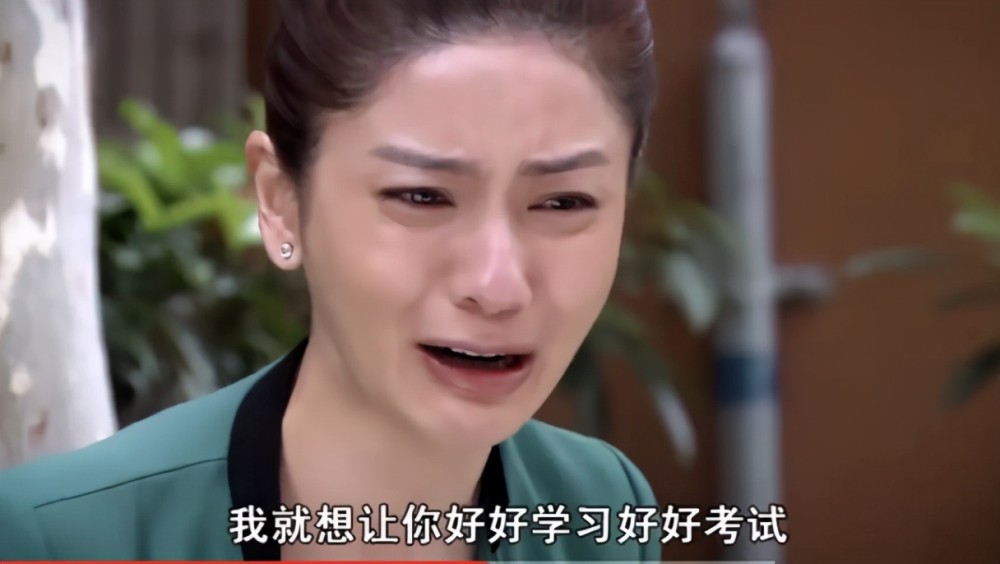 孩子痛哭,她也跟着流泪.她步步紧逼,强制孩子写了一张又一张的试卷.