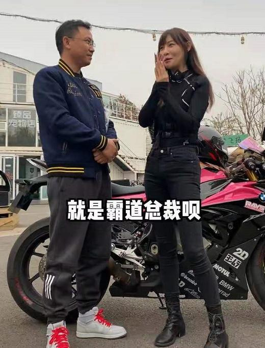 "机车女神"不会骑车?痞幼载ceo网友,结果两人直接摔地