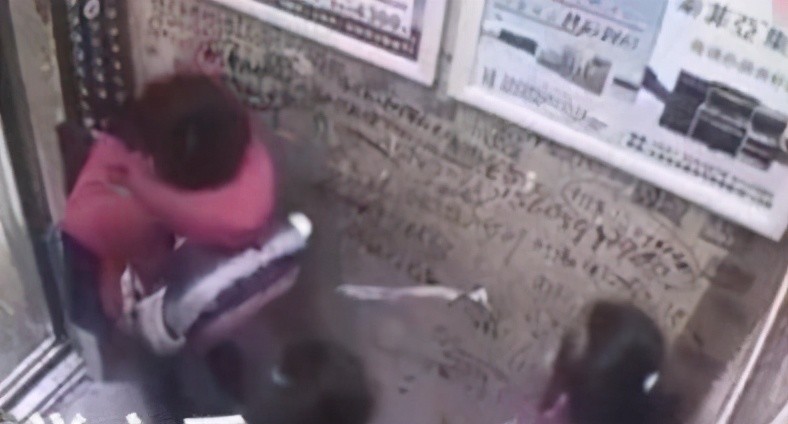 四名小学生乘坐电梯,一男生强行亲吻一名小女生,还对摄像头大笑_腾讯